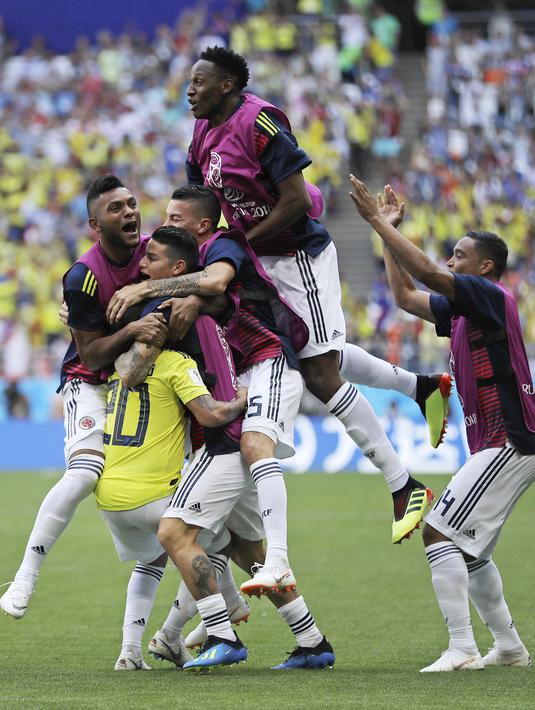 Para pemain Kolombia merayakan gol Juan Quintero (20) saat melawan Jepang pada laga grup H Piala Dunia 2018 di Mordavia Arena, Saransk, Rusia, (19/6/2018). Jepang menang 2-1. (AP/Natacha Pisarenko)