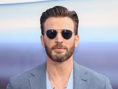 Chris Evans berpose untuk fotografer setibanya untuk pemutaran perdana film 'Lightyear' di London, Inggris, 13 Juni 2022. (Photo by Vianney Le Caer/Invision/AP)