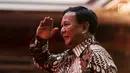 Ketua Umum Partai Gerindra Prabowo Subianto memberi hormat saat menghadiri Kongres V PDIP di Bali, Kamis (8/8/2019). Kedatangan Prabowo cukup bikin heboh peserta Kongres PDIP. (Liputan6.com/JohanTallo)