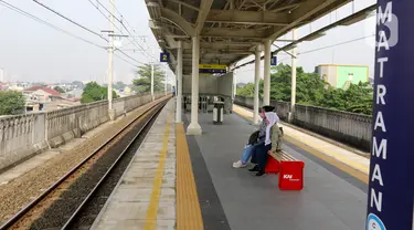 Penumpang menunggu KRL tujuannya tiba di Stasiun Matraman, Jakarta, Jumat (17/6/2022). Direktorat Jenderal Perkeretaapian Kementerian Perhubungan, KAI Daop 1 Jakarta, dan KAI Commuter melakukan uji coba pengoperasian Stasiun Matraman yang berada di antara lintas Stasiun Manggarai dan Stasiun Jatinegara. (Liputan6.com/Herman Zakharia)