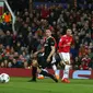 Kiper Sevilla, Sergio Rico menangkap bola umpan pemain Manchester United pada laga leg kedua 16 besar Liga Champions di Old Trafford, Selasa (13/3). Manchester United terhempas dari Liga Champions setelah ditaklukan Sevilla 1-2. (AP/Dave Thompson)