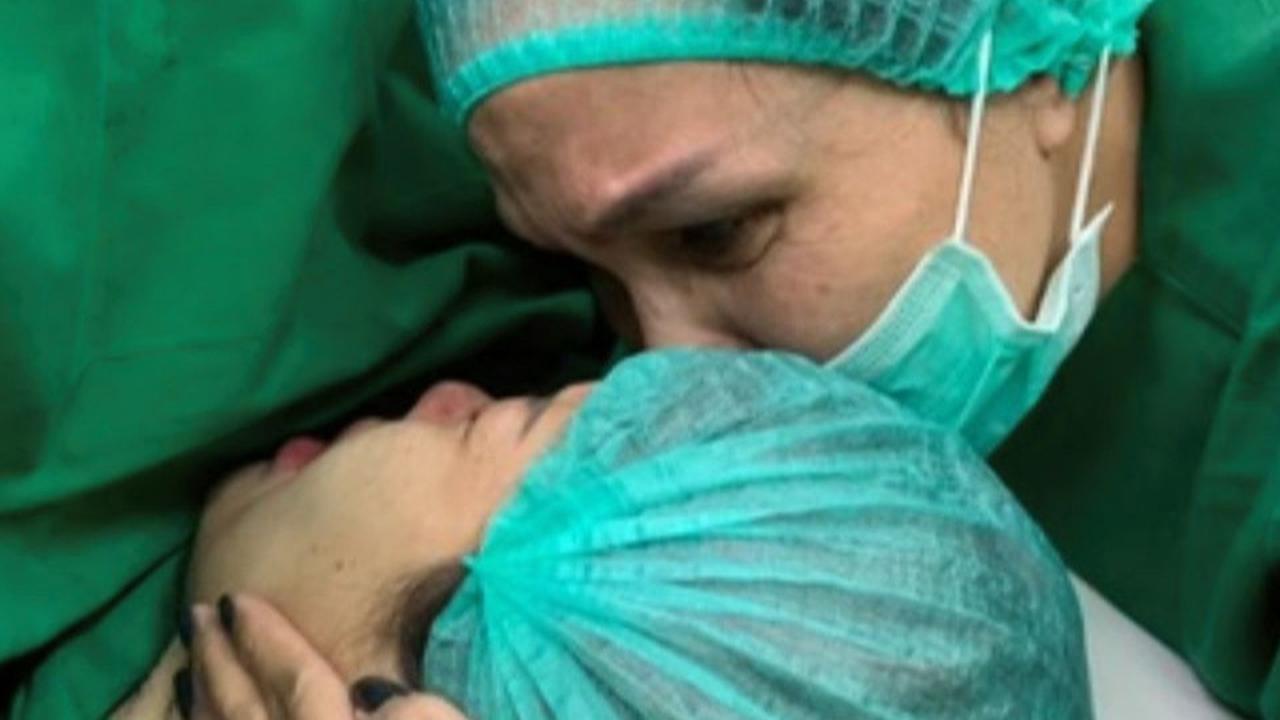 Tak Balas Hujatan, Potret Fitri Salhuteru Unggah Foto Temani Nikita Mirzani saat Persalinan - Akui Cinta Damai