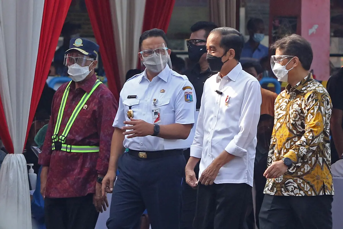 FOTO: Jokowi Tinjau Vaksinasi COVID-19 Massal di Terminal Kampung Rambutan