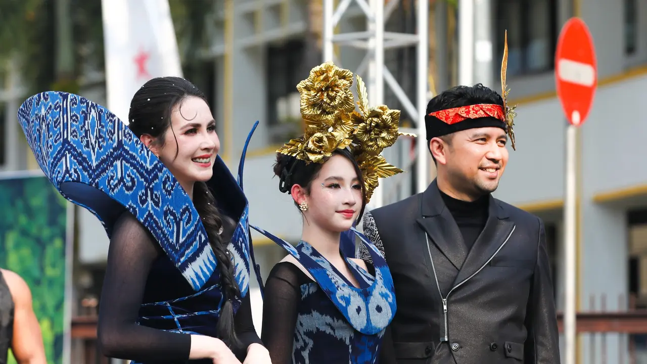 Pesona Bak Elsa di JFC 2026, Arumi Bachsin dan Putrinya Tampil Magis dengan Batik dan Tenun