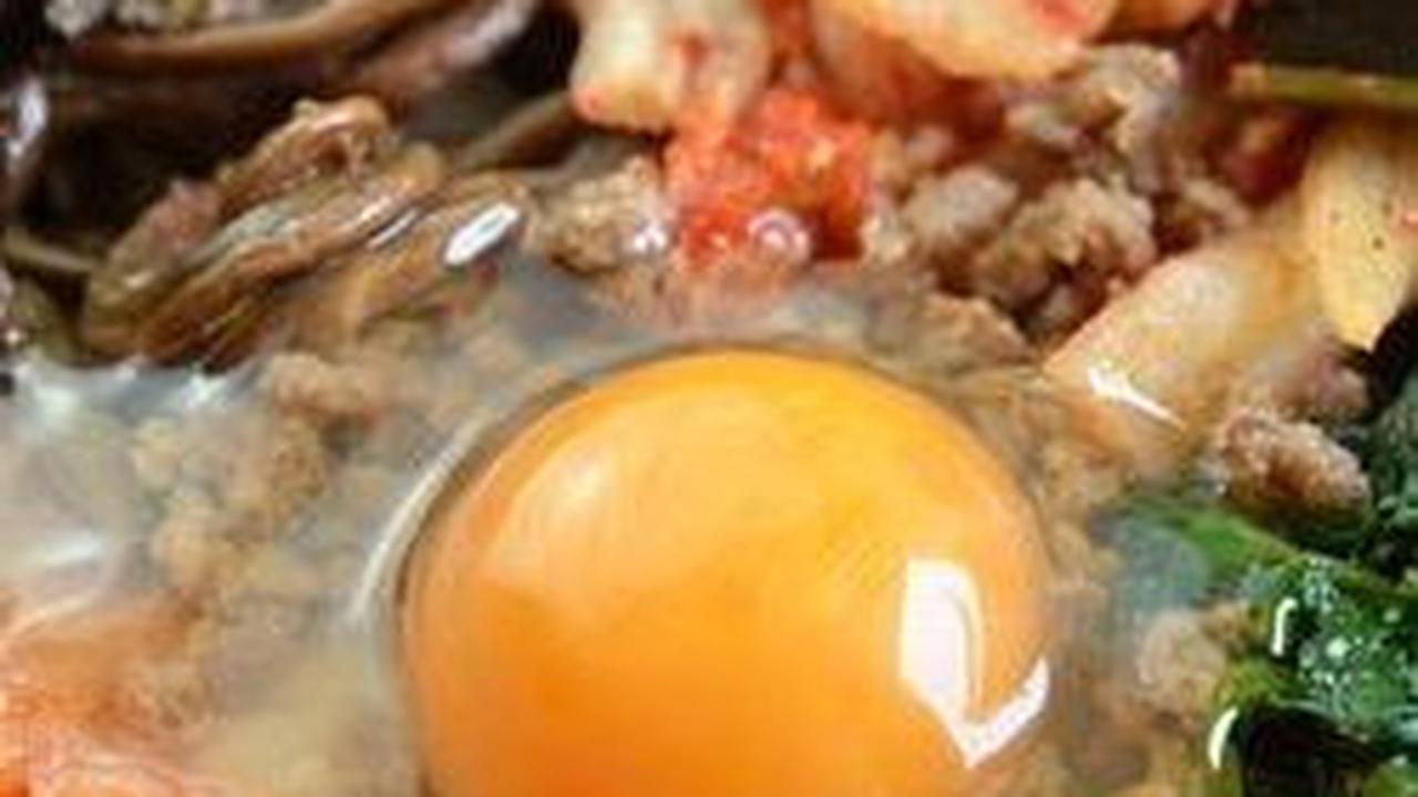 Itulah 5 menu rice bowl ala makanan Korea yang bisa jadi referensi untuk menu dietmu. Tak hanya sehat, bahan yang digunakan juga banyak dijual di sekitarmu, sehingga kamu bisa langsung membuatnya sekarang juga. Happy cooking!
