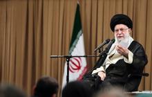 Khamenei Peringatkan Demonstran Iran soal Campur Tangan Asing dan Kecam Trump