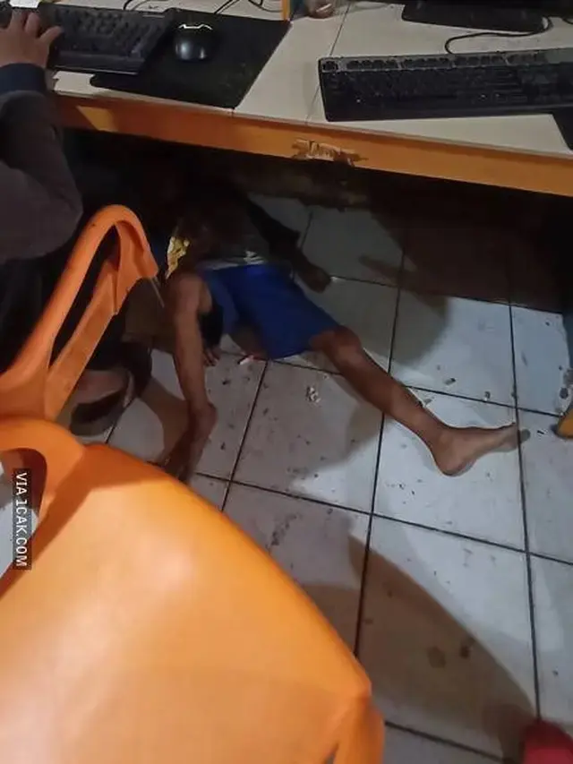 10 Potret Absurd Bocah Tidur di Sembarang Tempat, Ada yang Di Rak Supermarket