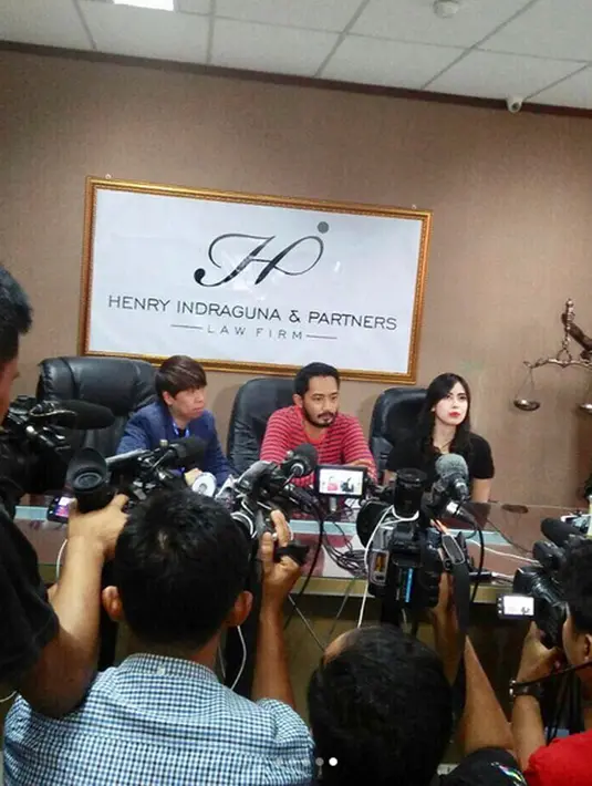 1. Ada baby sitter 2. Kamar khusus anak dan 3. Arfita Dwi Putri yang Desember nanti kembali menjadi pramugari, tidak mau saat terbang anaknya berdua dengan baby sitter. Harus ada keluarga, atau saat Yama Carlos libur menjaganya.(Instagram/henry.indraguna)