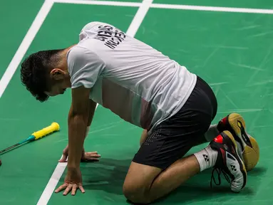 Pebulutangkis Indonesia, Anthony Ginting, saat melawan wakil China Taipei, Chou Tien-chen, pada laga Asian Games di Istora, Jakarta, Senin (27/8/2018). Anthony Ginting kalah 21-16, 21-23, dan 17-21. (Bola.com/Vitalis Yogi Trisna)