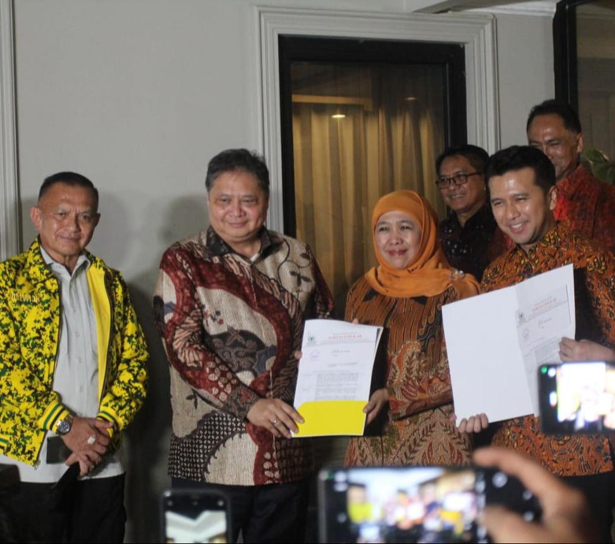 Ketua Umum Partai Golkar Airlangga Hartarto menyerahkan surat rekomendasi kepada Khofifah Indar Parawansa dan Emil Dardak sebagai bakal calon gubernur dan bakal calon gubernur Jawa Timur di kediaman Airlangga Hartarto, Jakarta, Jumat (17/5/2024).&nbsp;Gol