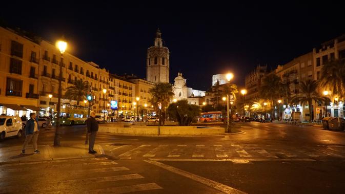 Plaza de La Reina saat malam tiba, salah satu lokasi wisata menarik di Valencia, Spanyol (Marco Tampubolon/Liputan6.com)