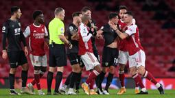 Gelandang Arsenal, Granit Xhaka, bersitegang dengan pemain Burnley, Ashley Westwood, pada laga Liga Inggris pada laga Liga Inggris di Stadion Emirates, Senin (14/12/2020). Arsenal takluk 0-1 dari Burnley. (Laurence Griffiths/Pool/AFP)