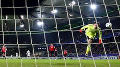 Kiper Manchester United,  David de Gea salah mengantisipasi bola yang berubah arah ke gawangnya  pada lanjutan Liga Champions di Stadion VfL Wolfsburg Arena, Rabu (9/12/2015) dini hari WIB. (AFP Photo/John Macdougall)