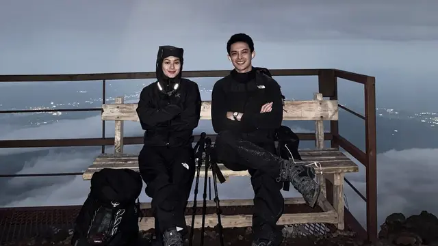 5 Gaya Edgy Pasutri Good Looking Rey Mbayang dan Dinda Hauw Rayakan 5 Tahun Pernikahan dengan Hiking ke Gunung Fuji