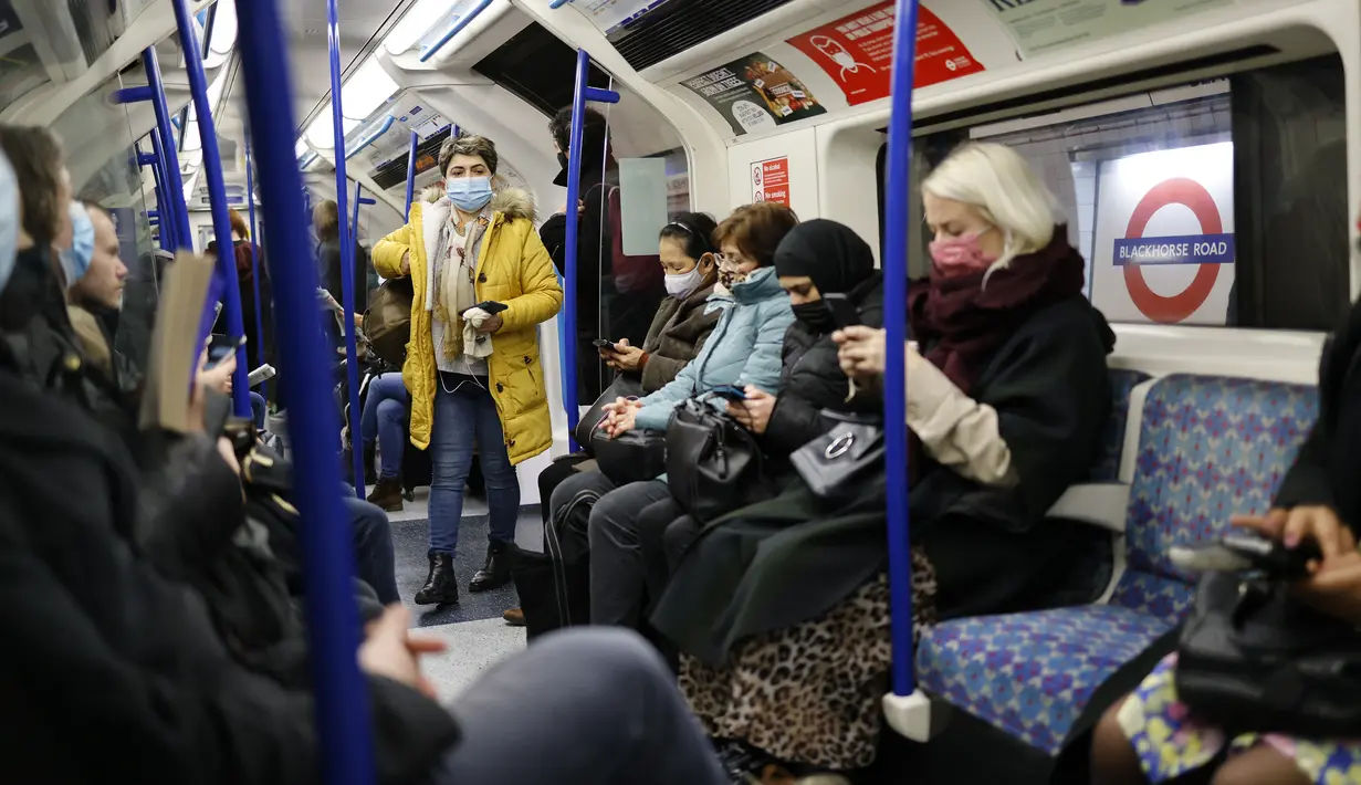 Penumpang melakukan perjalanan dengan kereta bawah tanah Transport for London (TfL) Victoria Line menuju pusat kota London (5/1/2022). Kasus Covid-19 harian negara itu menembus 200.000 untuk pertama kalinya. (AFP/Tolga Akmen)