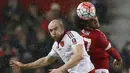 Pemain Manchester United, Marouane Fellaini berduel dengan pemain Sheffield United, Conor Sammon pada laga Piala FA di Old Trafford, Minggu (10/1/2016) dini hari WIB. (Reuters/Phil Noble)