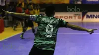 Pemain Vamos Mataram, Andriansyah, merayakan gol yang dicetaknya ke gawang Bintang Timur Surabaya dalam laga Seri III Grup B Wilayah Timur Pro Futsal League 2016 di GOR 17 Desember, Mataram, NTB, Sabtu (12/3/2016). (Bola.com/Arief Bagus)
