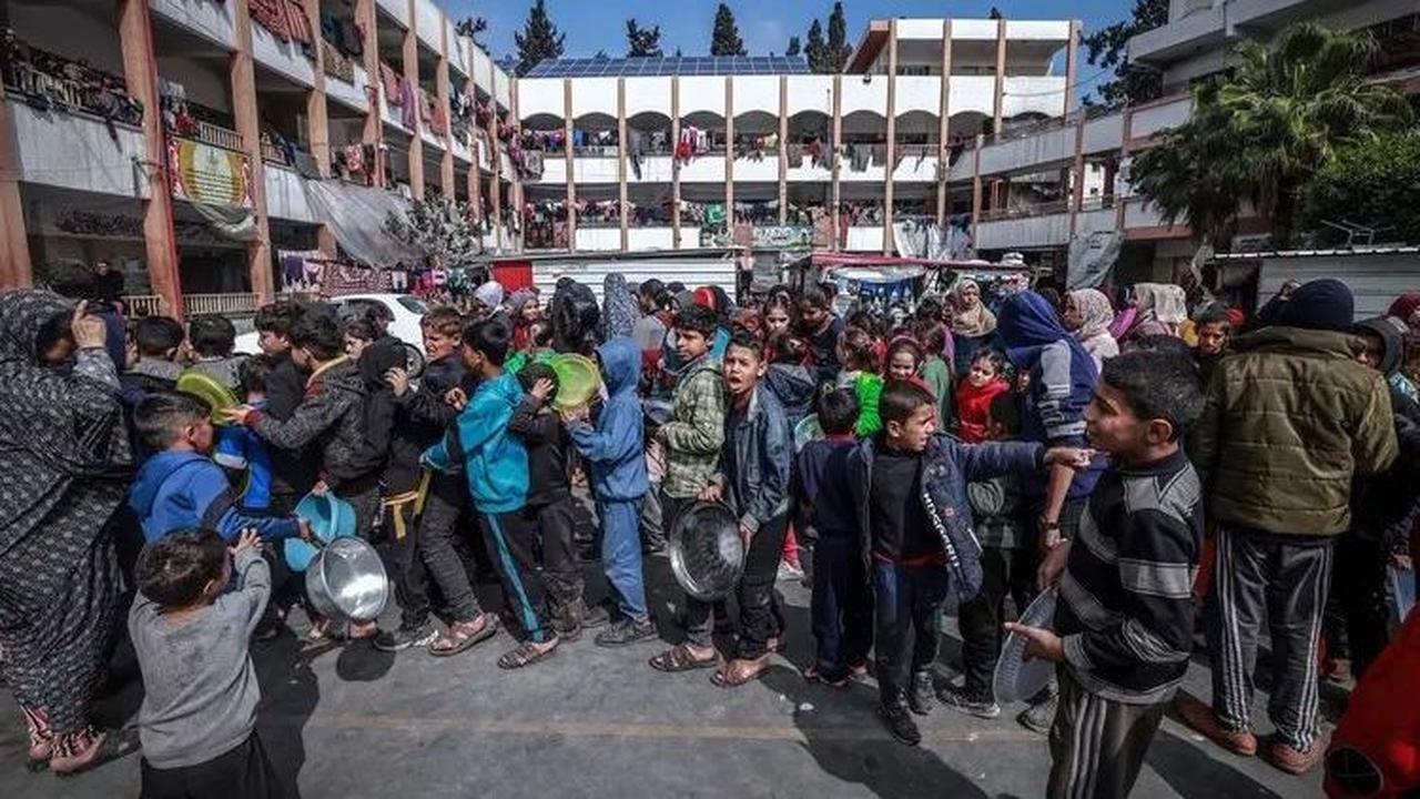 Tak Punya Hati Nurani, Sejumlah Remaja Makan di Restoran Cepat Saji Sambil Meledek Penderitaan Anak Palestina