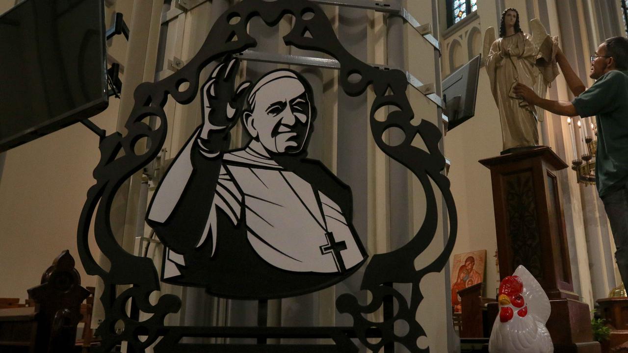 FOTO: Mengintip Kesibukan Pengurus Gereja Katedral Jakarta Sambut Perayaan Natal 2024