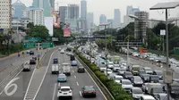 Suasana arus lalu lintas di tol dalam kota Jakarta pada Jumat (25/11). Dibayangi aksi massa besar-besaran pada Jumat (25/11) arus lalu lintas sejumlah ruas jalan protokol di Jakarta terlihat normal. (Liputan6.com/Helmi Fithriansyah)