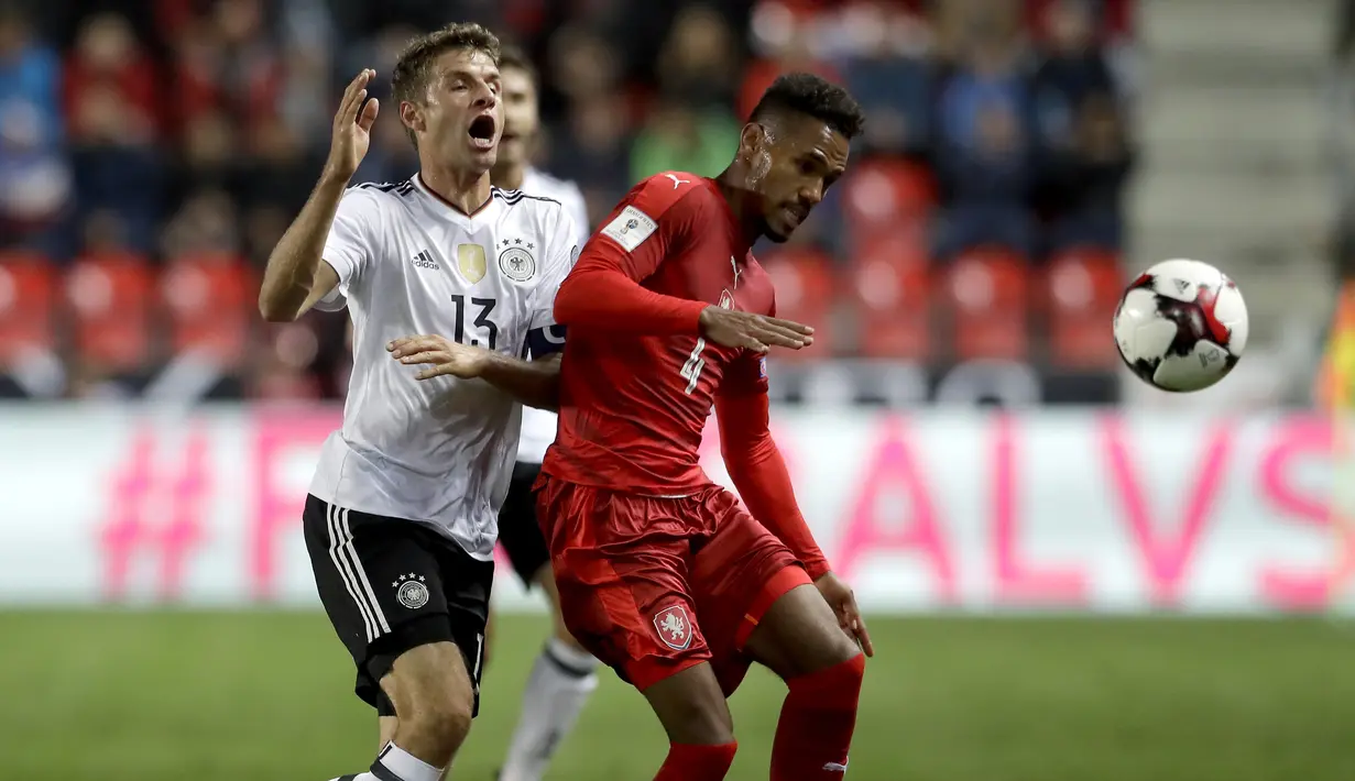 Thomas Müller (kiri) saat melawan Republik Ceska pada laga grup C kualifikasi Piala Dunia 2018 di Prague, Republik Ceska, (1/9/2017). Muller mengoleksi lima gol dan berada pada peringkat kedelapan top scorer. (AP/Petr David Josek)