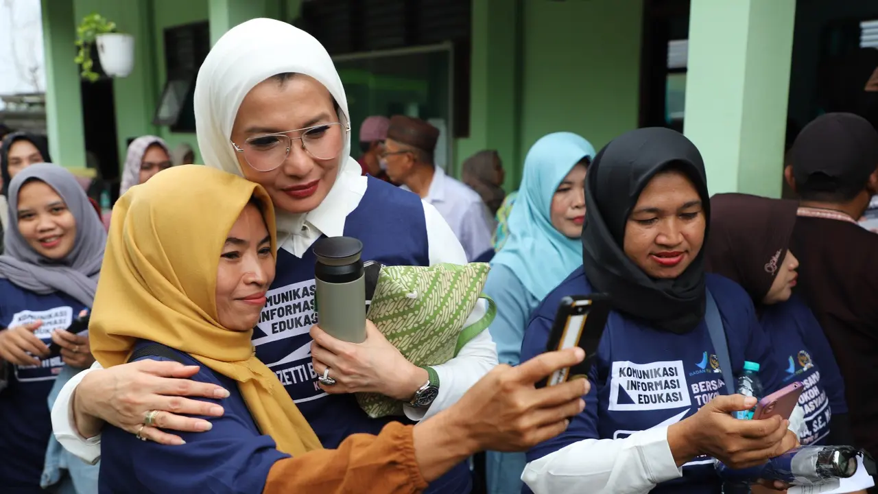 Arzeti Bilbina semakin disenangi oleh masyarakat sekitar berkat kedekatan dan kepeduliannya terhadap anak-anak dan juga ibu-ibu.