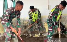 Kolaborasi TNI AD dan Warga Pulihkan Fasum di Aceh Utara Pasca Banjir