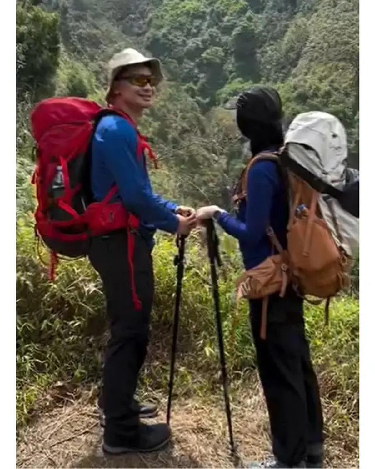 6 Potret Henny Rahman dan Alvin Faiz Mendaki Gunung Merbabu, Jadi Hobi Baru