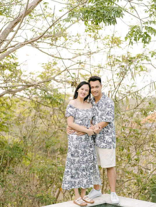 "Bahagia tanpa henti setiap saat bersama keluarga" tulis Eza Gionino dalam salah satu keterangan fotonya. [dok. Instagram/ezagio]