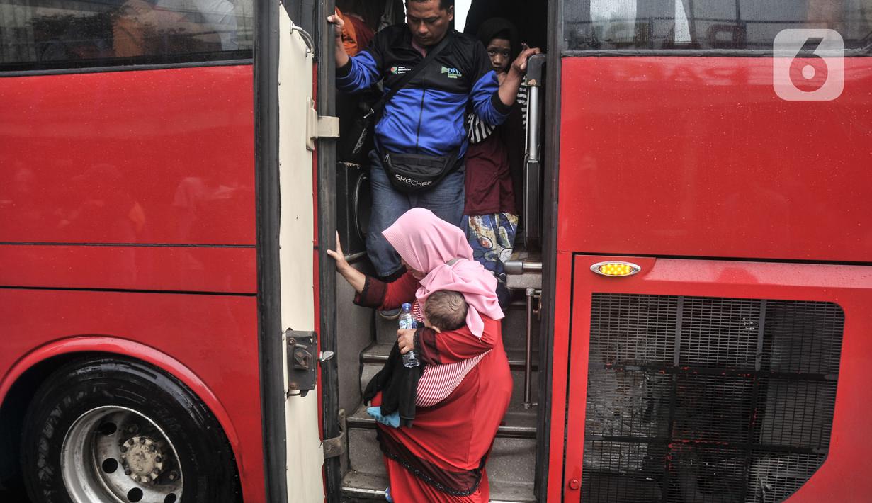 Pemilir atau pemudik arus balik turun dari bus antarkota antarprovinsi (AKAP) saat tiba di Terminal Kampung Rambutan, Jakarta, Senin (1/5/2023). (merdeka.com/Iqbal S Nugroho)