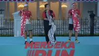 Mensesneg Prasetyo Hadi bersama Menteri Pemuda dan Olahraga Erick Thohir serta Sekretaris Kabinet Teddy Indra Wijaya mengibarkan bendera start tepat pukul 06.00 WIB. (Foto: Antara)