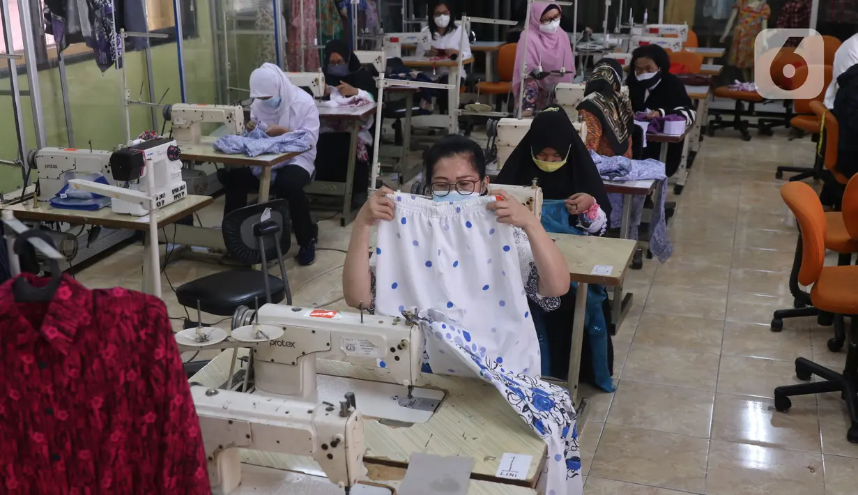 Peserta mengikuti pelatihan tata boga dan tata busana di Pusat Pelatihan Kerja Daerah (PPKD) Jakarta Pusat, Senin (14/12/2020). Pelatihan yang diikuti 10 warga DKI Jakarta ini diharapkan nantinya mereka dapat membuka usaha secara mandiri di tengah situasi pandemi Covid-19 (Liputan6.com/Angga Yuniar)