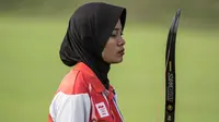 Pepanah Indonesia, Diananda Choirunisa, saat pemusatan latihan jelang Asian Games XVIII di Lapangan Panahan Senayan, Jakarta, Rabu (6/6/2018). Cabang panahan menargetkan satu medali emas pada Asian Games. (Bola.com/Vitalis Yogi Trisna)