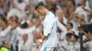 Penyerang Real Madrid, Cristiano Ronaldo tertunduk di lapangan seusai kehilangan satu gol pada laga pekan lima La Liga melawan Real Betis di Santiago Bernabeu, Rabu (20/9). Real Madrid keok 0-1 dari tamunya, Real Betis. (GABRIEL BOUYS/AFP)