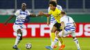 Gelandang Borussia Dortmund, Axel Witsel, berebut bola dengan gelandang MSV Duisburg, Lukas Scepanik, pada laga DFB-Pokal di Schauinsland-Reisen-Arena, Selasa (15/9/2020). Borussia Dortmund menang 5-0 atas MSV Duisburg. (AFP/Thilo Schmulgen/pool)