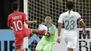 Kiper Indonesia, Andritany Ardhiyasa, tampak berjuang keras. Ia selalu berusaha sekuat tenaga menghalau bola serangan Singapura. (Bola.com/M Iqbal Ichsan)