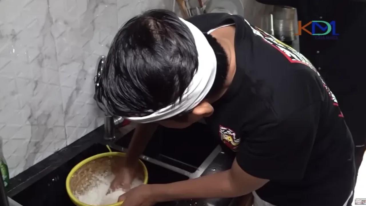Berikan Contoh pada Istrinya <br>