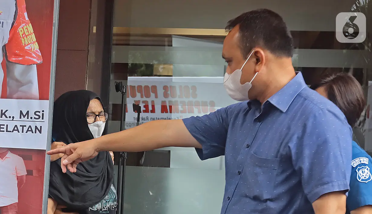 Mantan artis cilik, Ratna Fairuz Albar atau Iyut Bing Slamet dihadirkan dalam kasus dugaan penyalahgunaan narkoba di Mapolres Jakarta Selatan, Sabtu (5/12/2020). Saat penangkapan, polisi menemukan barang bukti berupa satu clip plastik sabu bekas pakai. (Liputan6.com/Herman Zakharia)