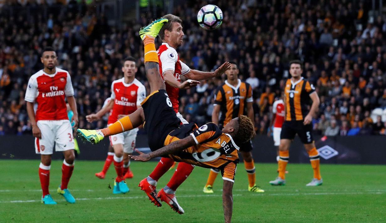 Pemain Hull City, Abel Hernandez, melakukan tendangan salto ke arah gawang Arsenal pada laga lanjutan Premier League, di KCOM Stadium, Sabtu (17/9/20106). (Action Images via Reuters/Lee Smith)