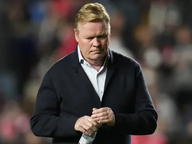 Akhirnya habis juga kesabaran petinggi Barcelona terhadap Ronald Koeman. Ia dipecat pada Kamis (27/10/2021) pagi WIB usai menderita kekalahan 0-1 di laga pekan ke-11 LaLiga menghadapi Rayo Vallecano. Ia adalah pelatih kelima yang pernah dipecat Barcelona. (AP/Manu Fernandez)