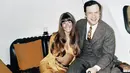 Hugh Hefner berpose dengan salah satu pacarnya Barbi Benton di atas tempat tidur dalam jet pribadinya The Big Bunny pada Mei 1970. Hefner meninggal dunia meninggalkan harta senilai 50 juta dolar AS setara dengan 656 miliar rupiah. (AP Photo/Bob Dear)