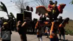 Beberapa anak di arak oleh sisingaan saat menjalani prosesi perayaan sunatan, di desa Jaya Bakti, Bekasi, Rabu (29/7/2015). Sisingaan adalah Tradisi Seni dari Kota Subang Jawa Barat. (Liputan6.com/JohanTallo)
