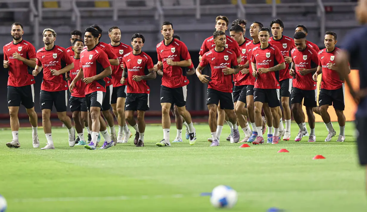 Timnas Indonesia melakukan latihan resmi jelang pertandingan FIFA Matchday melawan Chinese Taipei di Stadion Gelora Bung Tomo (GBT), Surabaya, Jawa Timur, Kamis (4/9/2025) malam. (Bola.com/Abdul Aziz)