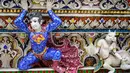 Patung Superman terlihat pada dinding Kuil Buddha Wat Pariwat atau Kuil David Beckham di Bangkok, Thailand, Selasa (14/7/2020). Kuil David Beckham dihiasi dengan patung-patung superhero, karakter komik, makhluk mitos dan imajiner, serta tokoh dunia. (Mladen ANTONOV/AFP)