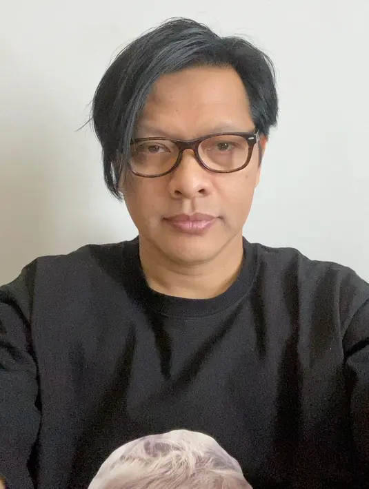 Banyak yang bertanya tentang rahasia Armand bisa terlihat awet muda. Namun dirinya sendiri tidak mengetahuinya. Hanya saja, ia tak merokok sejak dulu. (Instagram/armandmaulana04)