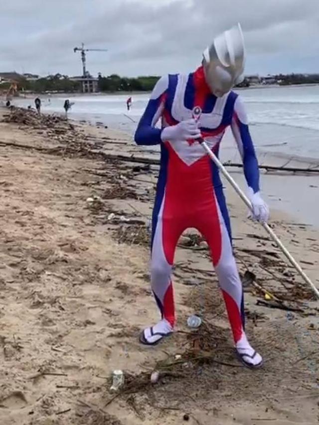 12 Potret Orang Pakai Kostum Ultraman di Tempat Umum Ini Kocak