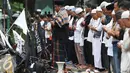 Peserta Aksi Damai 4 November melaksanakan Salat Jumat di Jalan Merdeka Barat, Jakarta, Jumat (4/11). Aksi Damai ini menuntut Pemerintah untuk segera mengadili Ahok karena dinilai telah menistakan agama. (Liputan6.com/Faizal Fanani)