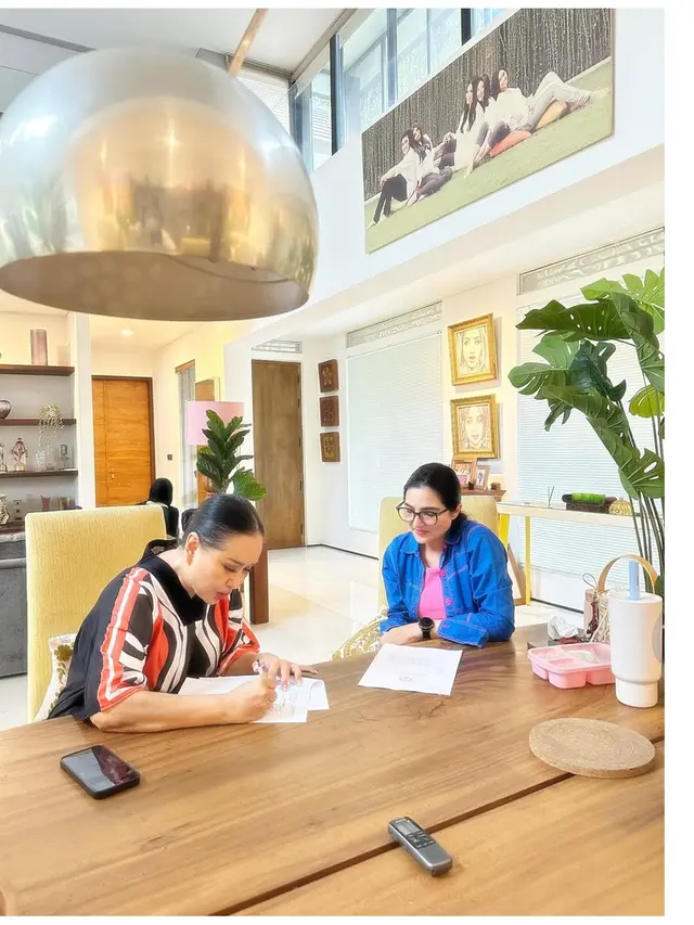 5 Potret Ruang Tengah Estetik di Rumah Titi DJ, Desain Minimalis Modern