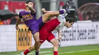 Dean James (kiri) dari Go Ahead Eagles dan Miguel Rodriguez dari Utrecht berebut bola selama pertandingan Eredivisie Belanda antara PSV Eindhoven dan Go Ahead Eagles di stadion Galgenwaard di Utrecht pada tanggal 15 Desember 2024. (Tobias Kleuver/ANP/AFP)