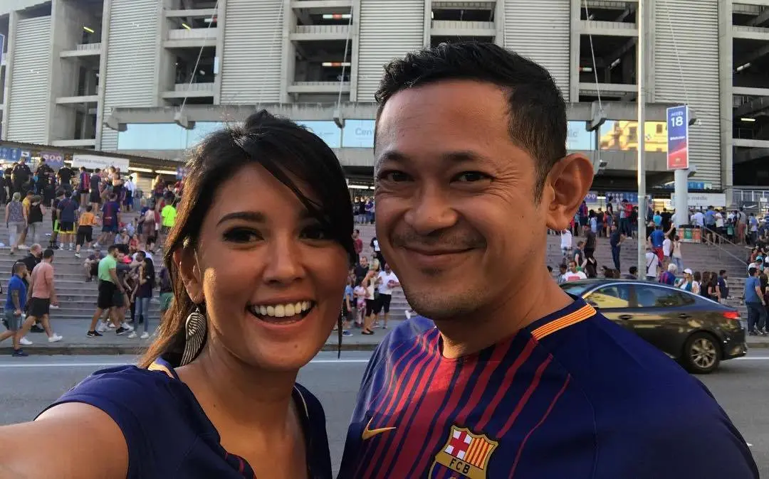 Titi Rajo Bintang dan suami nonton bola di Barcelona [foto: instagram]